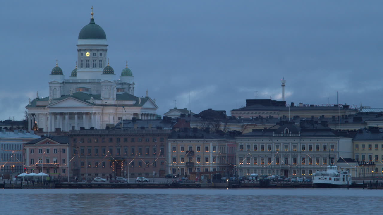 amplio paisaje time-lapse mirando la catedral de helsinki, desde el otro lado de un río, luz del atardecer