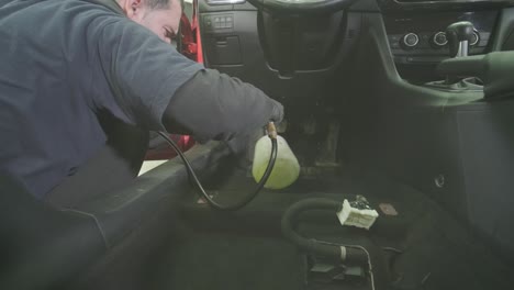 limpieza profesional de automóviles. lavado de sars. detalles interiores. limpieza en seco y detalles del interior de un automóvil. limpeza profunda de asientos. limpeza de espuma en el lavado de automóviles; limpieza del panel del automóvil del polvo. una aspiradora