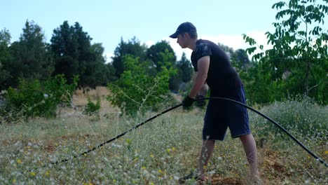 tubería de goteo de recogida de jóvenes agricultores