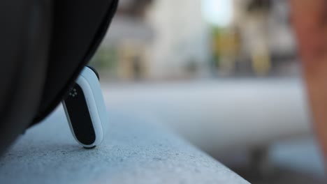 vlogger colocando insta360 go 3 en la pared y sentado en el fondo listo para grabar en modo selfie