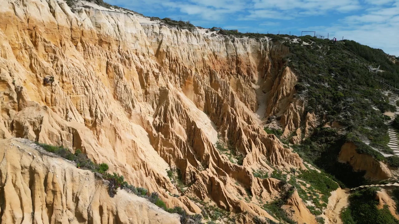 Riprese aeree con drone di Praia do Pinheirinho, Portogallo: costa atlantica selvaggia, spiaggia sabbiosa e scogliere aspre sotto luce naturale. Ideale per progetti di viaggio, estivi e paesaggistici