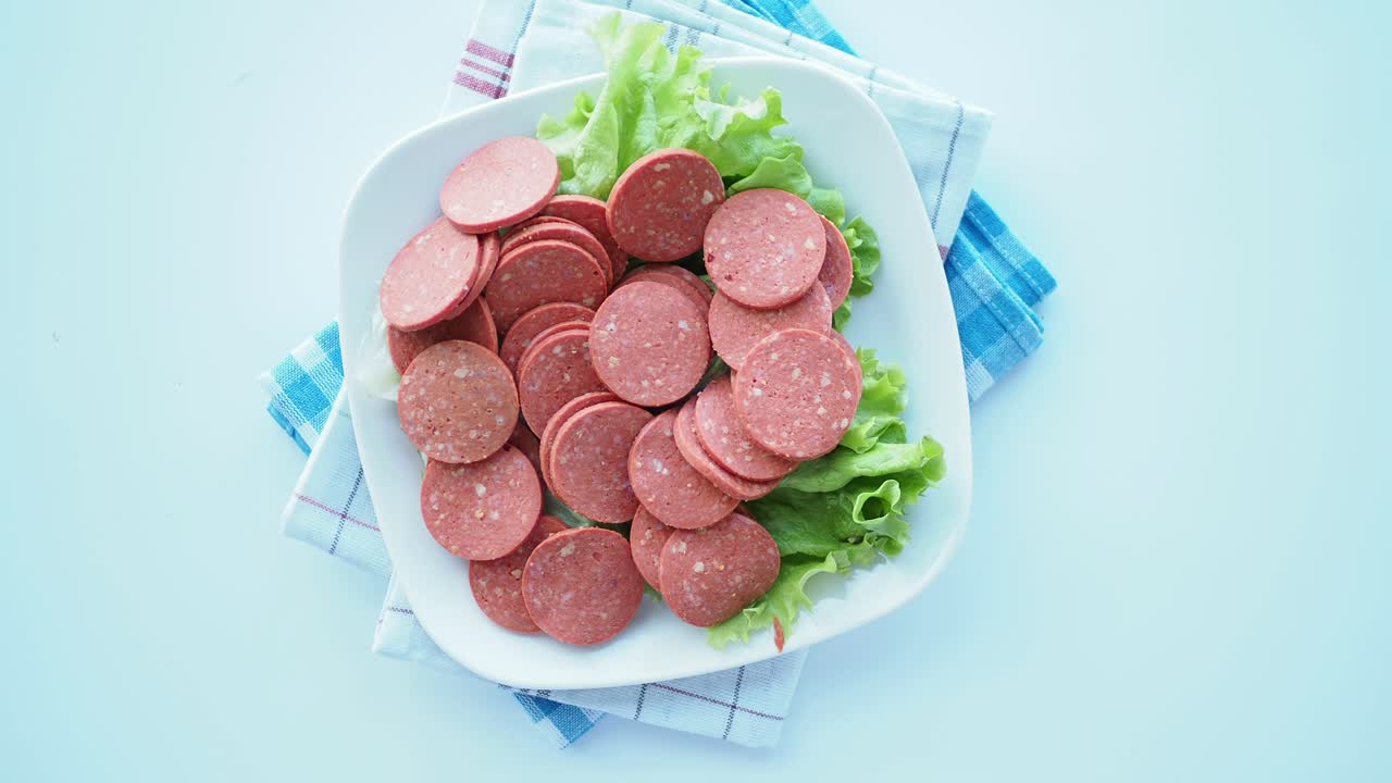 Salsiccia affettata con lattuga