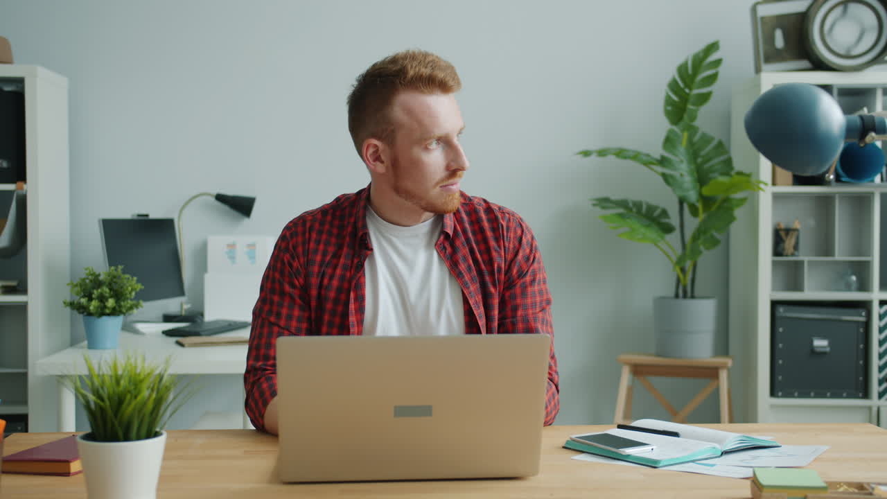 사무실에서 노트북에서 일하는 남자