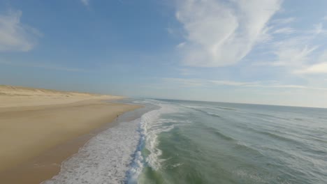 Freestyle-Drohne-FPV-Fliegt-über-Den-Strand-Von-Soustons-Im-Département-Landes,-Frankreich