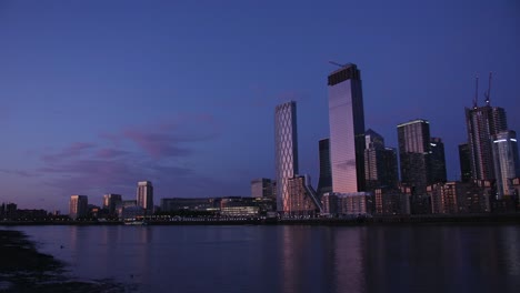 This-4K-Time-lapse-shows-the-sunset-over-Canary-Warf,-from-the-river-bank