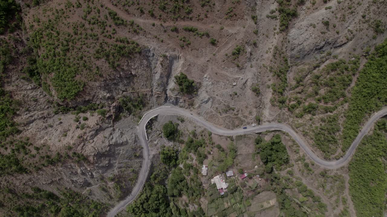 video con drone de toma aerea anterior, de una grua ascendiendo en el sh25 en albania con el rio drin en el avion