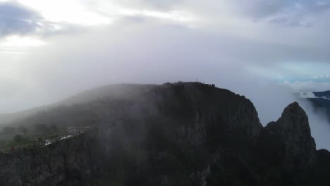 imágenes de drones de una montaña y una cresta en un día nublado