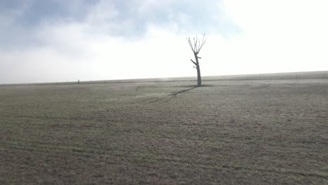 Toma-Aérea-De-Seguimiento-Hacia-Adelante-Con-Media-órbita-Lenta-En-Aproximación