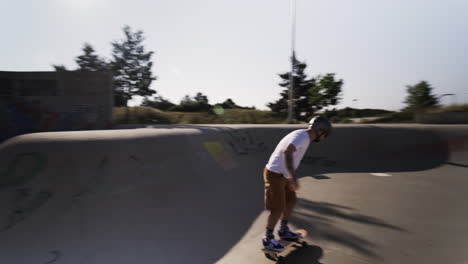 Emociones-Aventureras:-Patinaje-De-Surf-Por-Un-Viejo-Hombre-Blanco-En-Un-Parque-De-Patinaje-Alemán