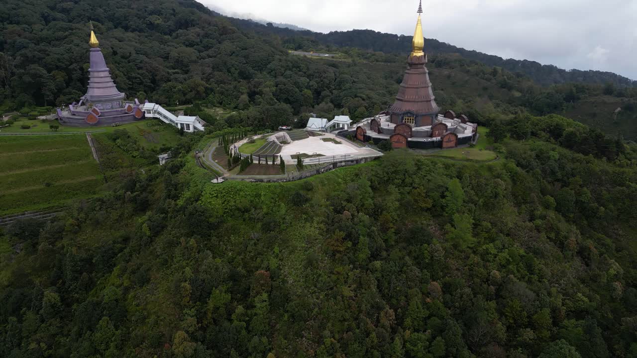 hai ngôi chùa nổi tiếng tại vườn quốc gia doi inthanon ở chiang mai, thái lan