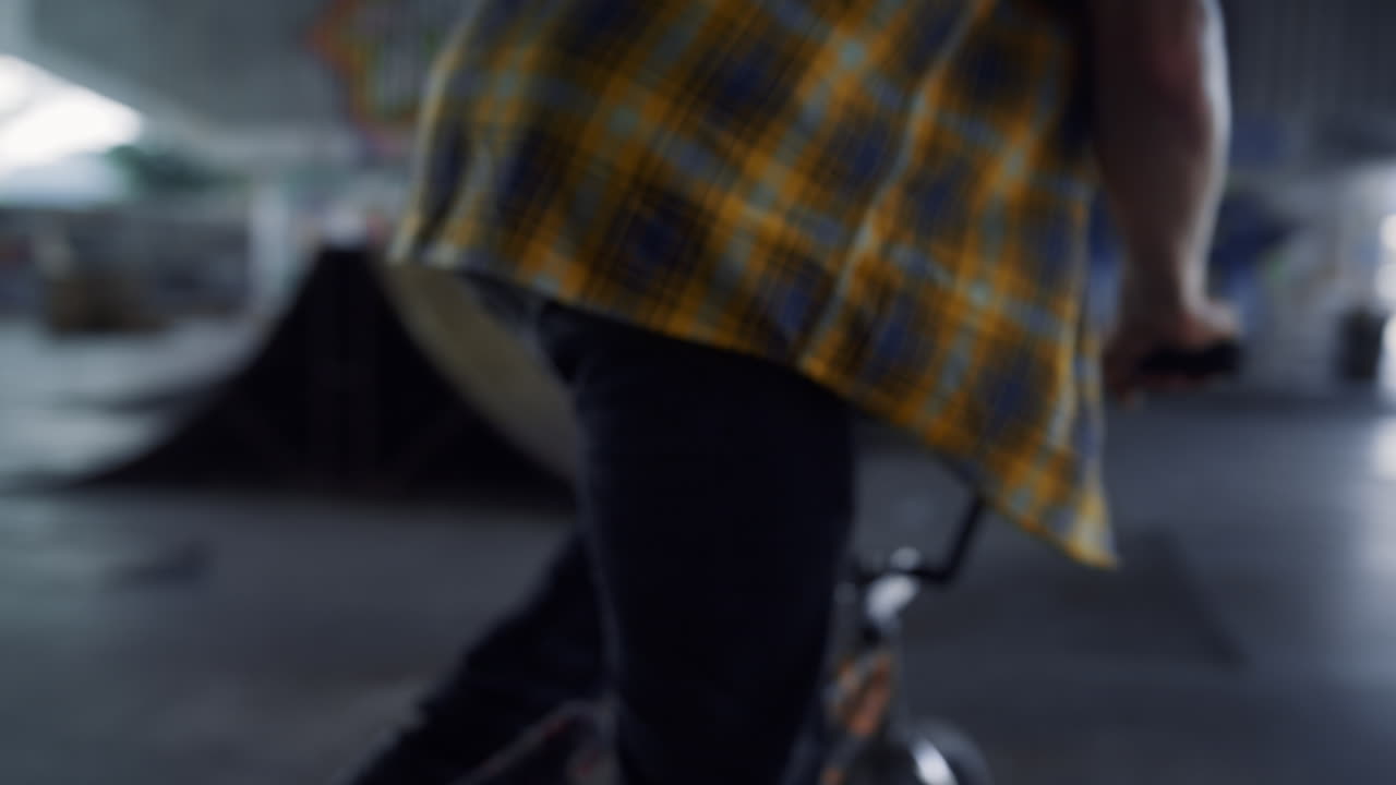 Ciclista BMX attivo che gareggia in bicicletta all'aperto. Ragazzo che si allena sulla BMX.