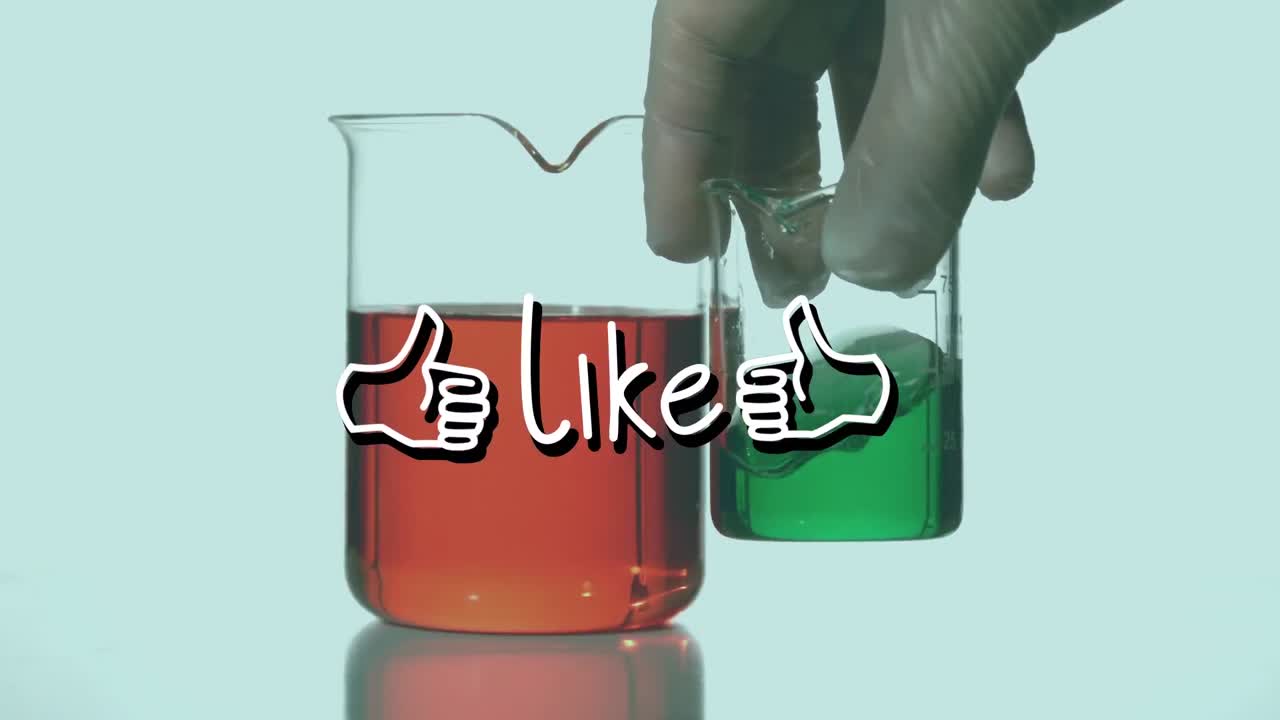 액체로 된 컵 위에 비슷한 텍스트의 애니메이션