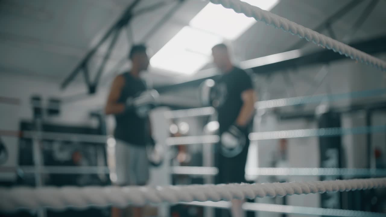 복싱 링에서 초점이 맞지 않는 권투 선수