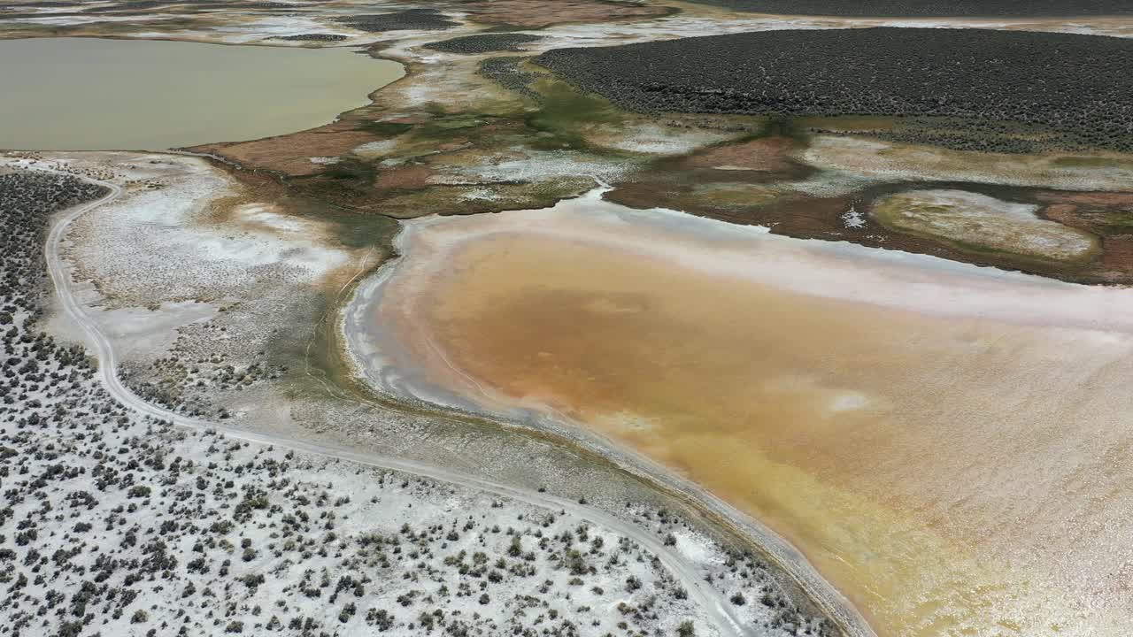 vista aérea de salinas en el desierto de california, patrones extraños en el paisaje, disparo de drones orbiot