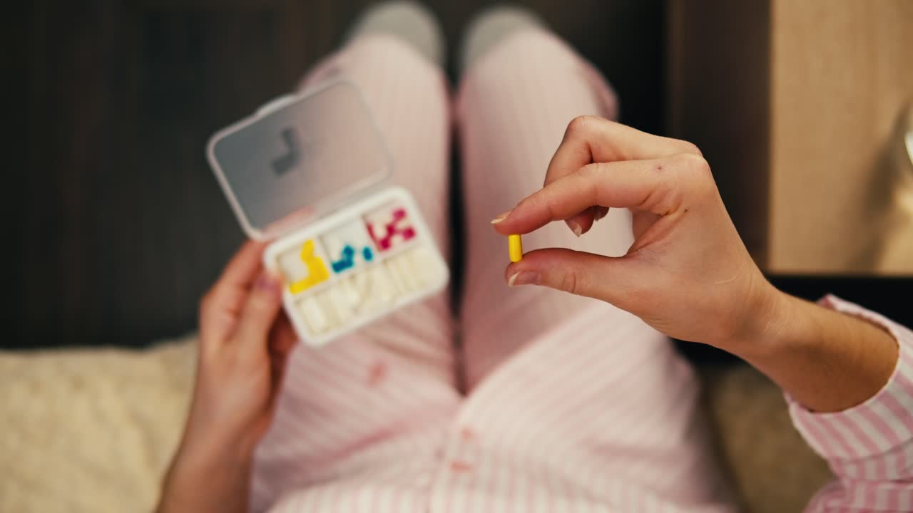 침대에서 약을 먹는 여자