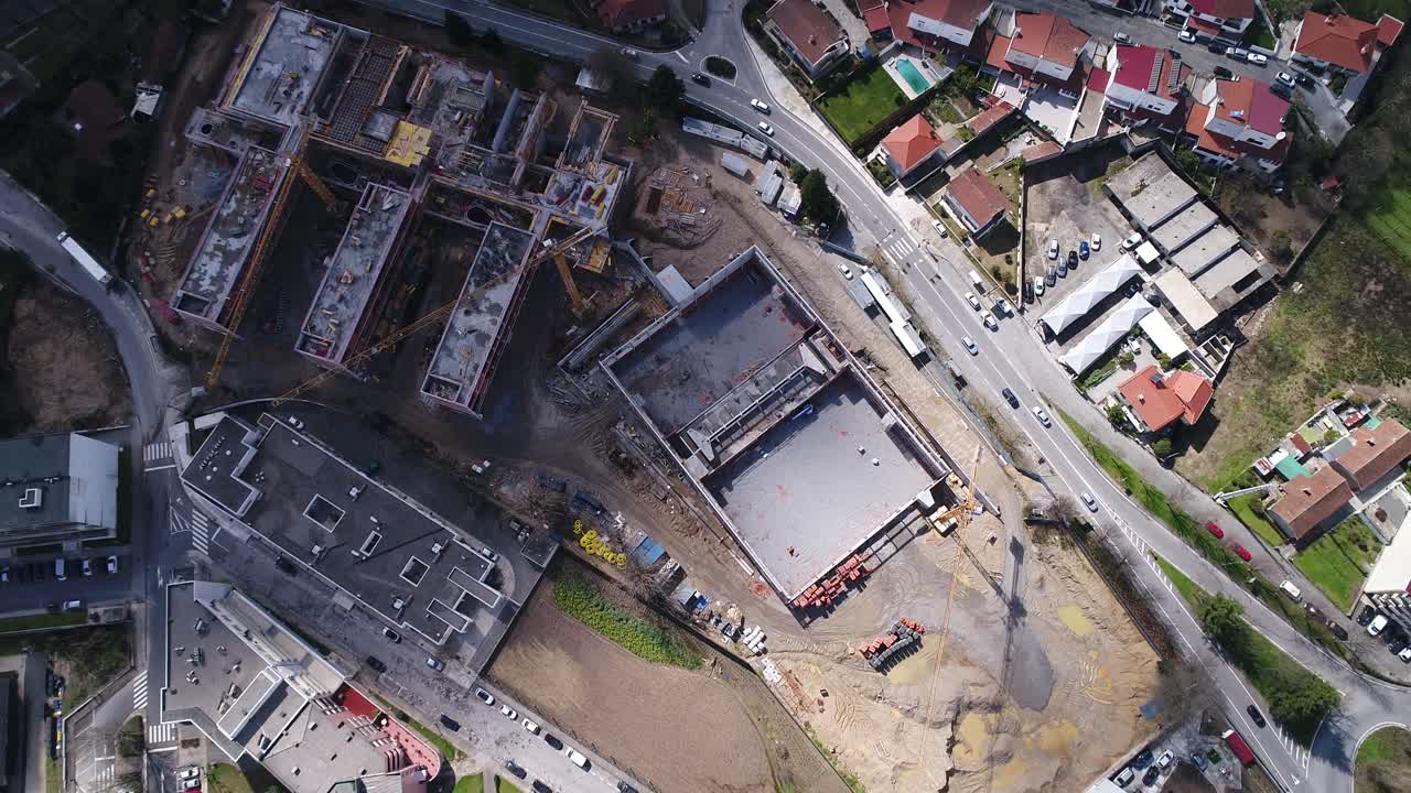 construcción de edificios con grúas vista aérea