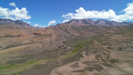 インドのスピティ渓谷の荒涼とした乾燥した環境にあるランザ村の広い空中山の風景