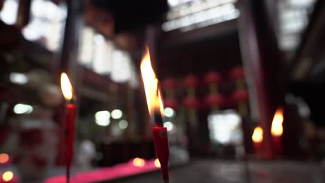 El-Interior-De-Un-Templo-Chino-En-Kuala-Lumpur,-Concéntrese-En-Las-Velas-Encendidas-En-Primer-Plano