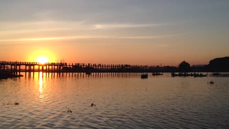 Die-U-Bein-Brücke-Ist-Eine-Kreuzung,-Die-Den-Taungthaman-See-In-Der-Nähe-Von-Amarapura-In-Myanmar-überspannt