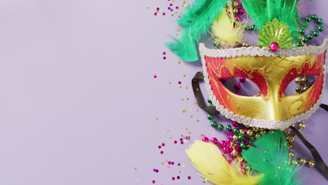video de máscara de mascarada de carnaval, plumas, confeti y cuentas de mardi gras, con espacio para copiar