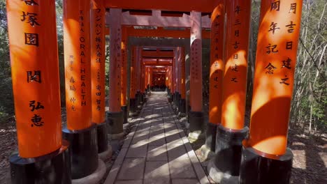 Dolly-Zoom-Durch-Zinnoberrote-Bögen-Im-Fushimi-Inari-Taisha-In-Kyoto,-Japan