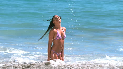 Mujer-Sacudiendo-Su-Cabello-En-El-Mar