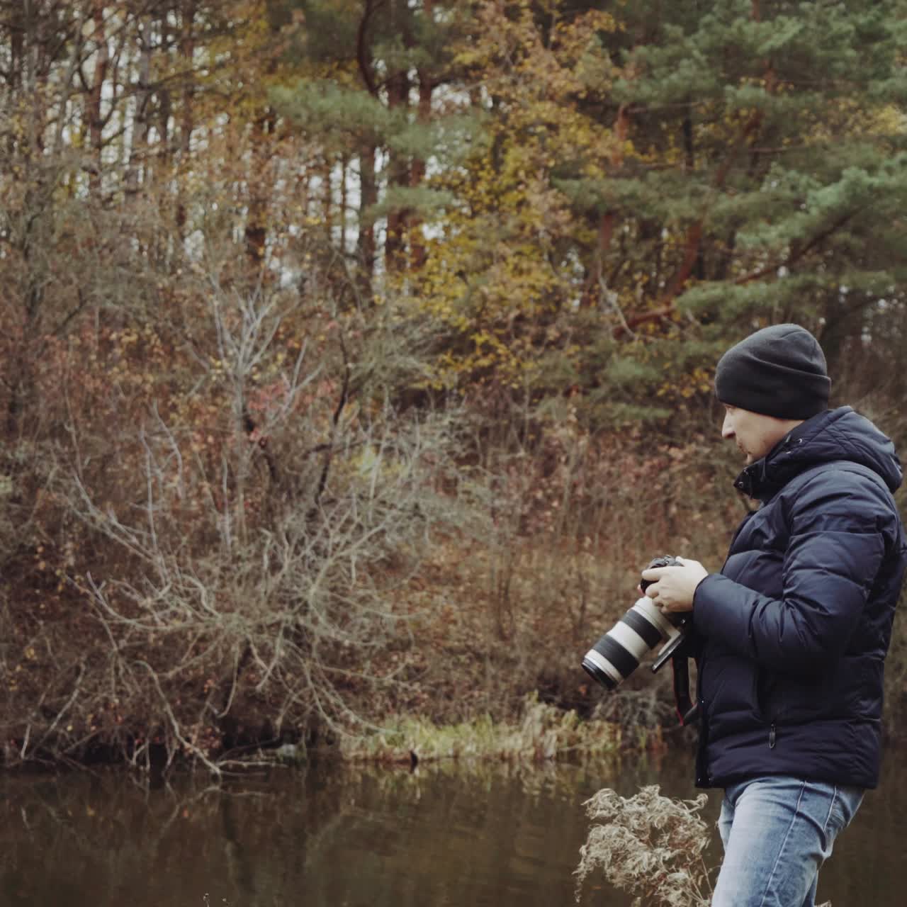 hombre de pie en la orilla