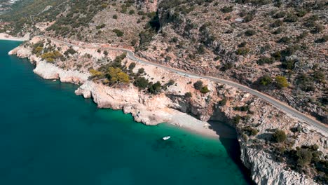 un barco en una playa escondida de aguas azules en la costa turca, al sur de turquía, fethieye