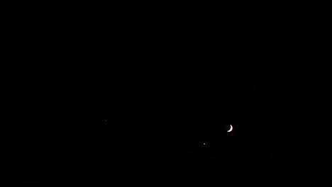 el lapso de tiempo de la noche con la luna creciente y el planeta venus escondido en el horizonte, se puede ver la luz de la luna