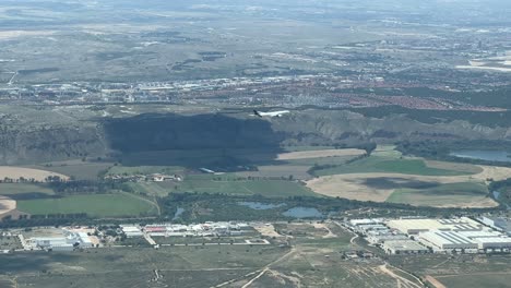 Side-view-of-a-heavy-aircarft-doing-the-approach-to-Madrid-airport,-Spain,-in-a-hot-summer-day