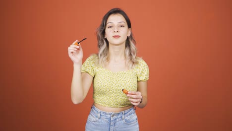 la joven se cuida a sí misma, bien cuidada.