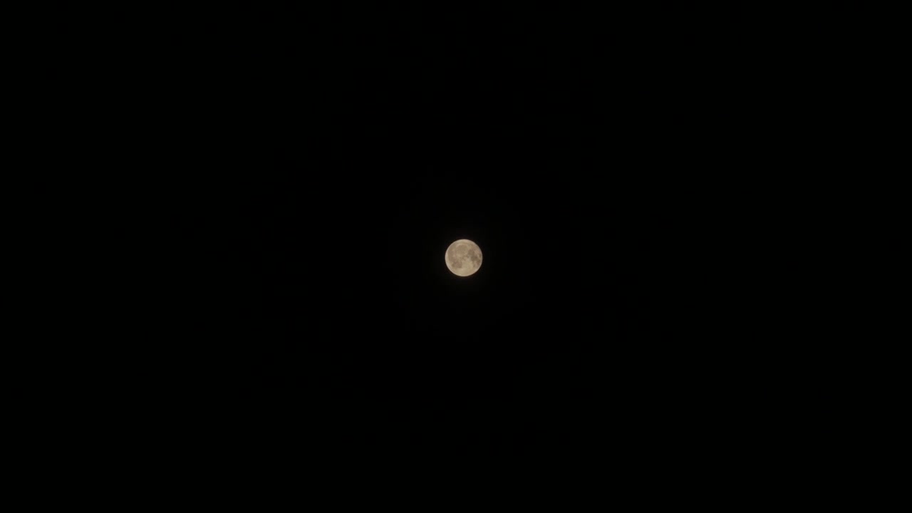 Plano Geral de uma Lua Cheia com Nuvem a Passar
