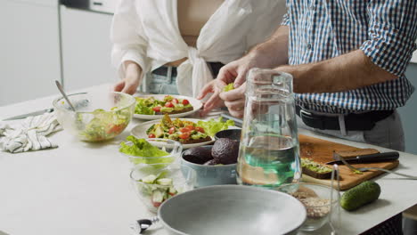 cerca de una pareja preparando comida juntos en una cocina moderna.