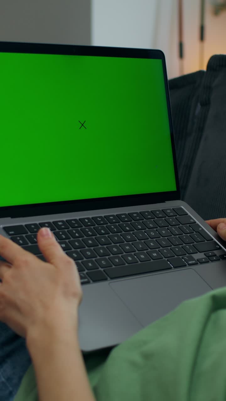 persona que utiliza una computadora portátil con una pantalla verde