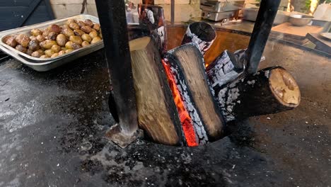 patatas asadas sobre un fuego de leña