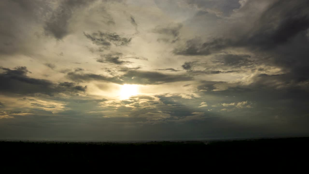 타임 스 다채로운 극적인 하늘과 해가 뜨는 구름