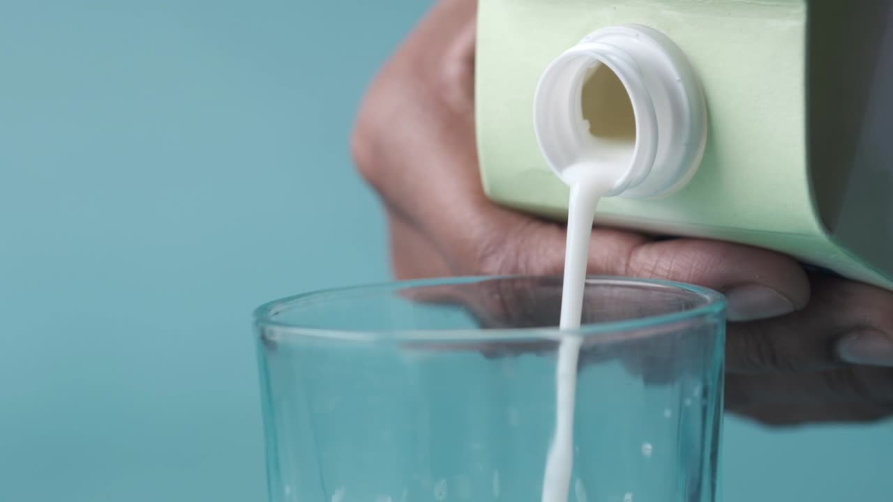 vertiendo leche en un vaso