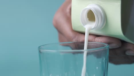 verter leche en el vaso