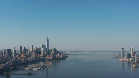 Ein-Drohnenblick-über-Den-Hudson-River-Am-Frühen-Morgen