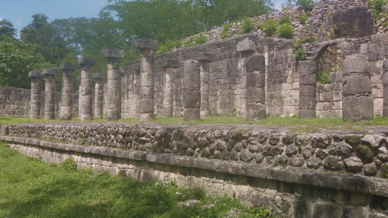 Esplorando le rovine Maya: antiche strutture in pietra e colonne