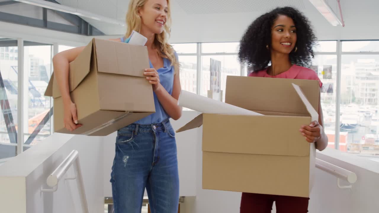 mujeres jóvenes que trabajan en una oficina creativa