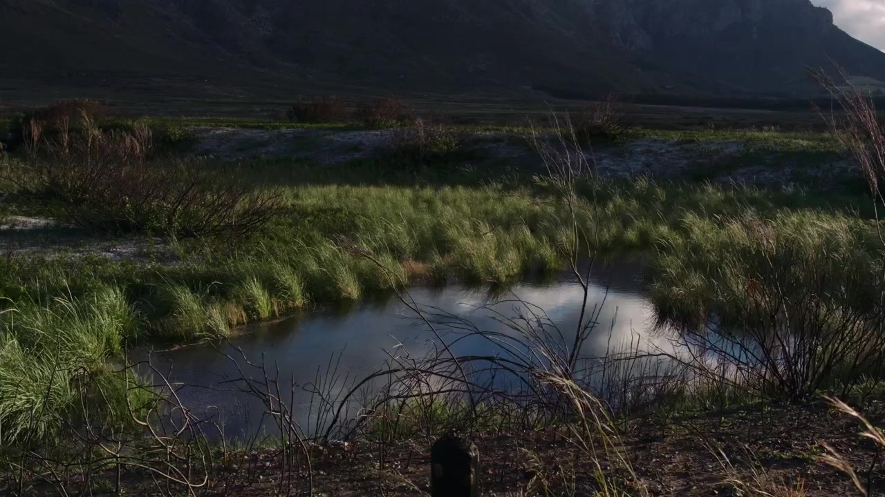 Laghetto in una valle montuosa al tramonto, Rallentatore 4K
