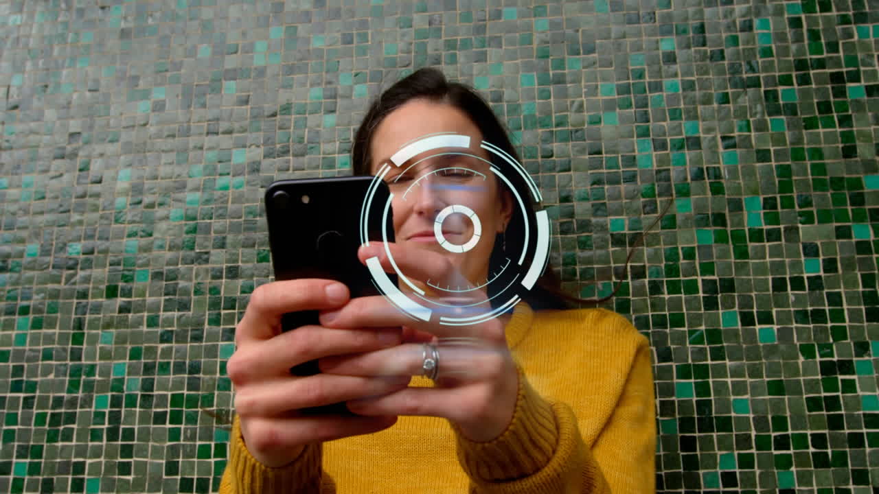 animación de escaneo de la mujer caucásica usando un teléfono inteligente.