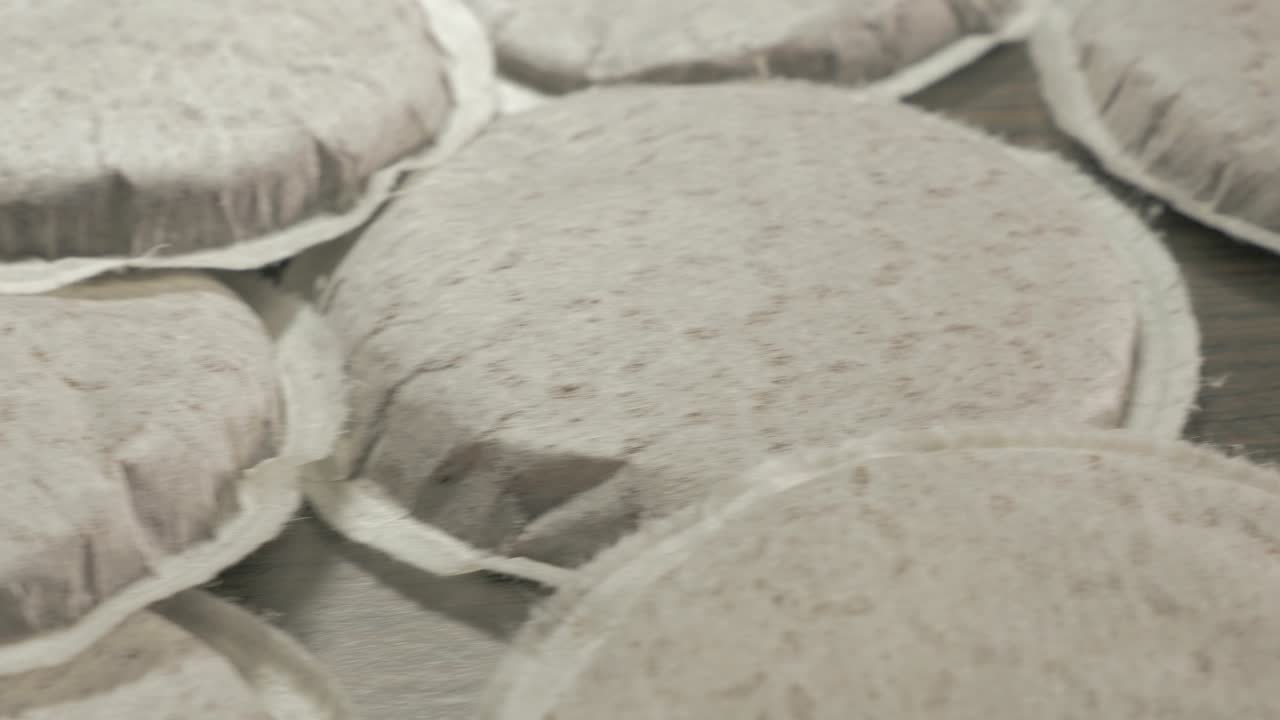 cápsulas de café en superficie de madera filmadas con dolly 4k 2160p imágenes uhd - dolly cerrando hasta las cápsules de café en la mesa 4k 3840x2160 video uhd