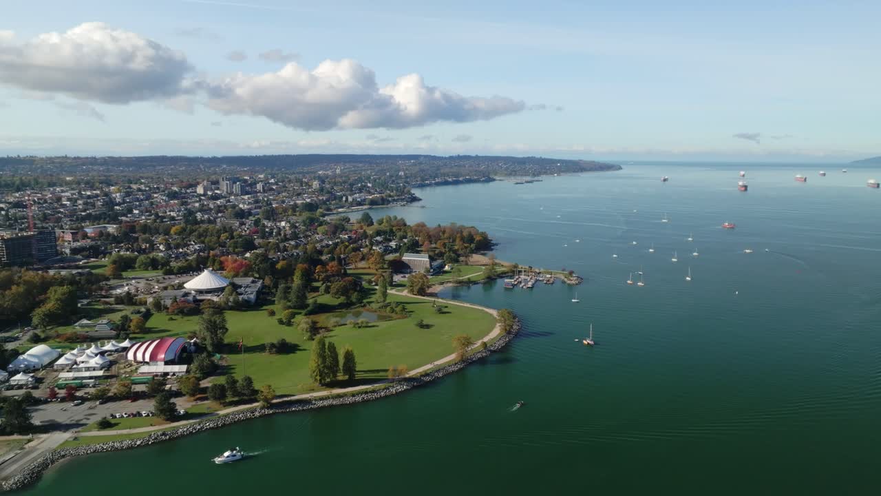 캐나다 bc의 밴쿠버에 있는 바니어 파크와 잉글리시 베이의 공중 풍경.