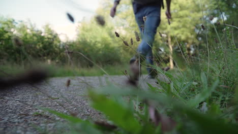 hombre asiático con mochila de senderismo en la naturaleza en