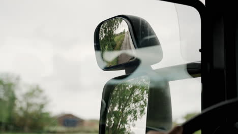 Nahaufnahme-Spiegel-Glas-Reflexion-Reflektierende-Offene-Felder-Seite-Blickwinkel-Lkw-Busfahrer-Fahren-Schnell-Landschaft-Reisen-Reisen-Besuchen-Ziel-Suchen-Rücksitzgurt-Straße-Straße-Autobahn