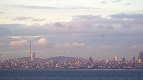 Espectacular-Vista-Del-Horizonte-De-Estambul-Con-Rascacielos-Durante-La-Puesta-De-Sol