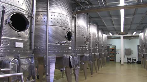 maduración bodega de vino blanco en una granja vinícola
