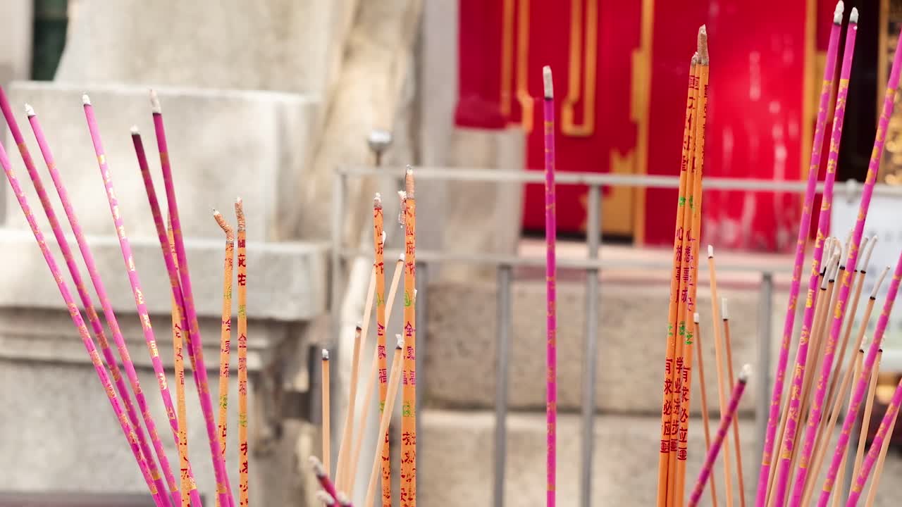 palos de incienso ardiendo en un entorno del templo